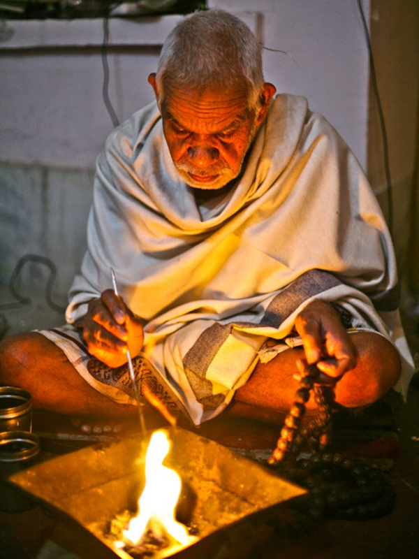 palmblattleser-bei-der-täglichen-Feuerzeremonie-mit-Mantra-Rezitation